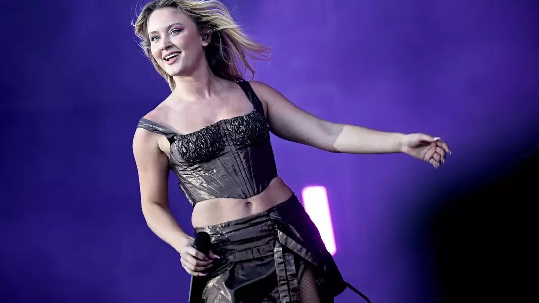 Sängerin Zara Larsson beim Lollapalooza Festival 2023 in Berlin. - Bild: Britta Pedersen/dpa
