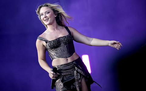 Sängerin Zara Larsson beim Lollapalooza Festival 2023 in Berlin. - Foto: Britta Pedersen/dpa