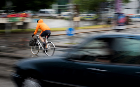 Ein Pkw fährt hinter einem Fahrradfahrer an einer Kreuzung einer Hauptverkehrsstraße in Berlin. Inwieweit Maßnahmen zur Verbesserung der Verkehrssicherheit befürwortet werden, hängt auch stark vom Alter ab. - Foto: Carsten Koall/dpa Ein Pkw fährt hinter einem Fahrradfahrer an einer Kreuzung einer Hauptverkehrsstraße in Berlin. Inwieweit Maßnahmen zur Verbesserung der Verkehrssicherheit befürwortet werden, hängt auch stark vom Alter ab. - Foto: Carsten Koall/dpa