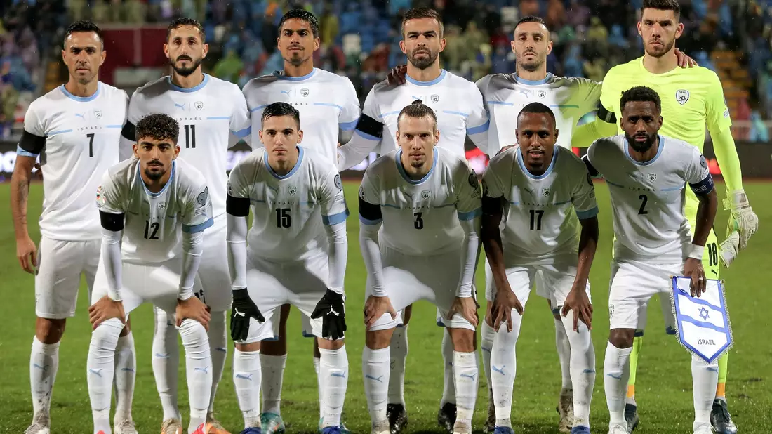 Die israelischen Spieler vor dem Anpfiff in Pristina. - Bild: Visar Kryeziu/AP