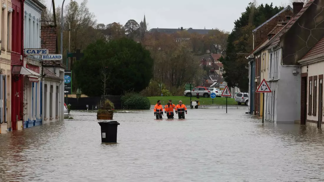 Überflutete Straße in der Region Pas-De-Calais in Nordfrankreich. - Bild: Denis Charlet/AFP/dpa