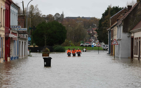 Überflutete Straße in der Region Pas-De-Calais in Nordfrankreich. - Foto: Denis Charlet/AFP/dpa