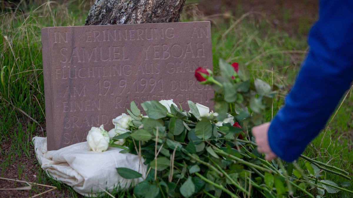 Bei dem Brandanschlag 1991 starb der ghanaische Asylbewerber Samuel Yeboah. Hier ein Gedenkstein in Saarlouis. - Foto: Harald Tittel/dpa