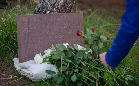 Bei dem Brandanschlag 1991 starb der ghanaische Asylbewerber Samuel Yeboah. Hier ein Gedenkstein in Saarlouis. - Foto: Harald Tittel/dpa