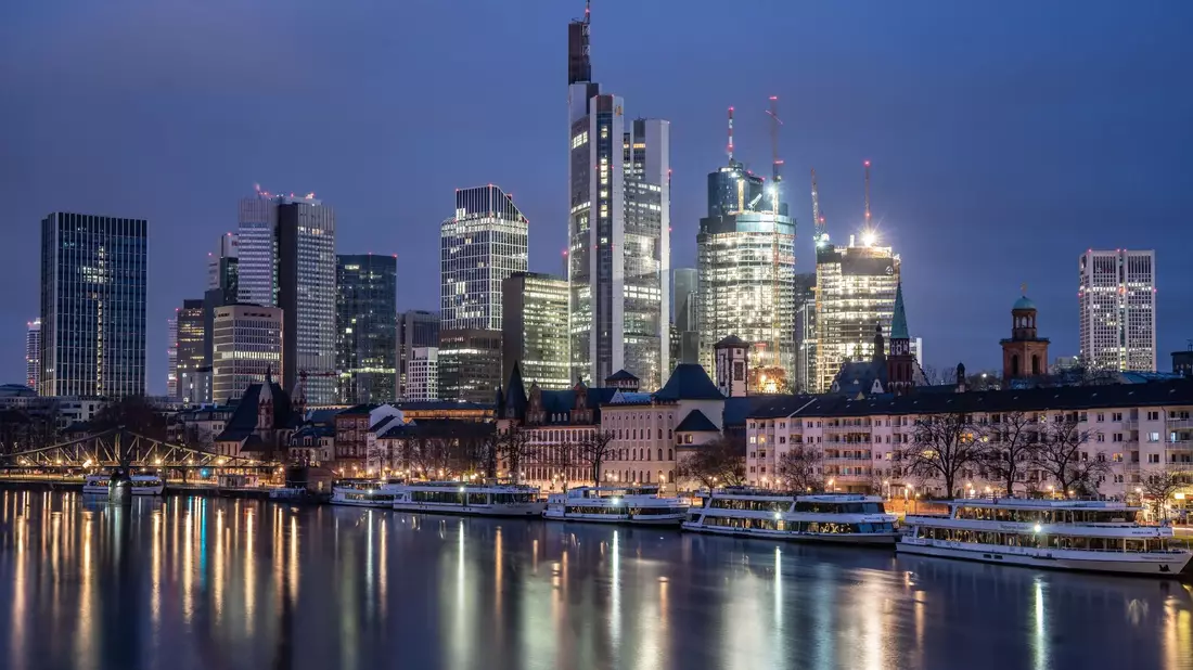 Banken waren am Steuerbetrug mit windigen Aktiendeals beteiligt - der Verein Finanzwende fordert schnellere Aufklärung. (Archivbild) - Bild: Frank Rumpenhorst/dpa