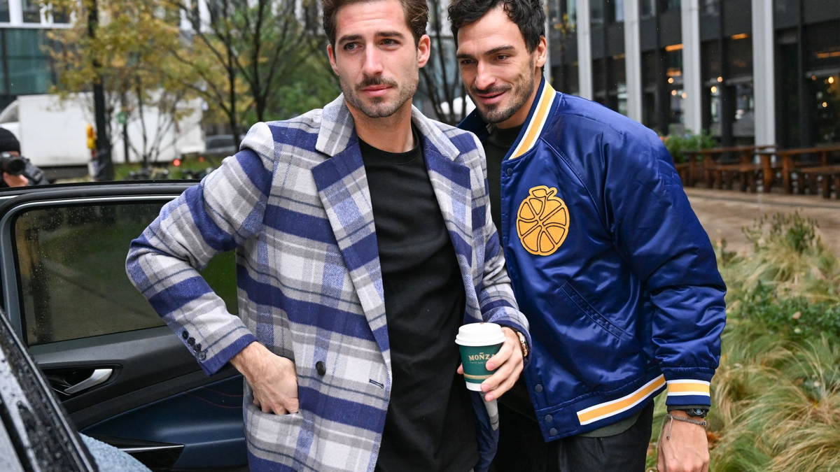 Eintracht Frankfurts Torwart Kevin Trapp (l) und Mats Hummels von Borussia Dortmund kommen im Teamhotel an. - Foto: Arne Dedert/dpa