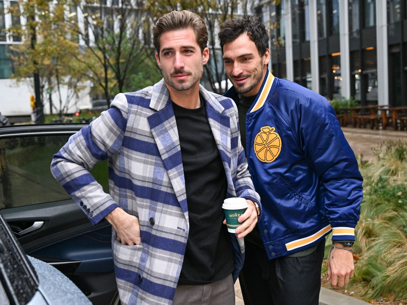 Eintracht Frankfurts Torwart Kevin Trapp (l) und Mats Hummels von Borussia Dortmund kommen im Teamhotel an. - Foto: Arne Dedert/dpa