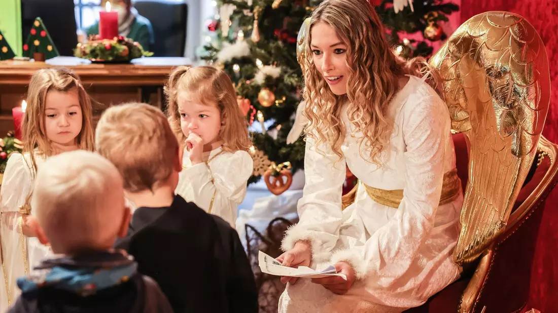Das Christkind nimmt in der Christkindpostfiliale in Engleskirchen Wunschzettel von Kindern entgegen. - Bild: Oliver Berg/dpa