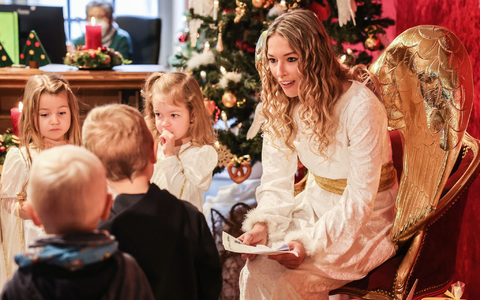 Das Christkind nimmt in der Christkindpostfiliale in Engleskirchen Wunschzettel von Kindern entgegen. - Foto: Oliver Berg/dpa