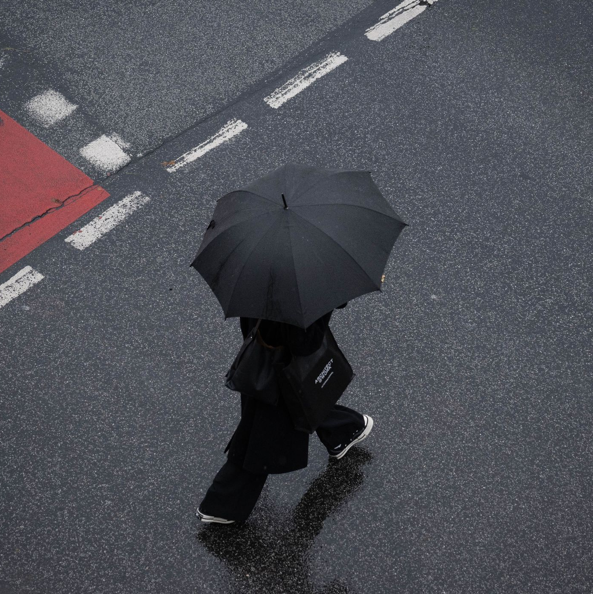 Auch in den kommenden Tagen soll sich das Wetter von seiner trüben und herbstlichen Seite zeigen. - Foto: Boris Roessler/dpa