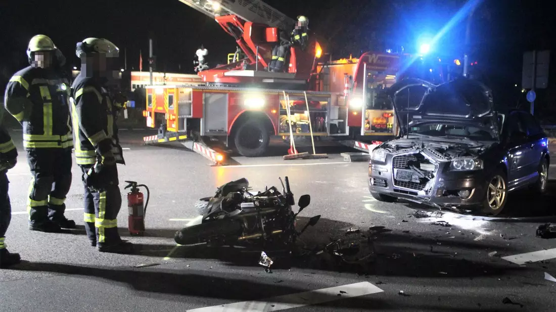 POL-VIE: Willich-Schiefbahn: Fehler beim Abbiegen: Motorradfahrer bei Unfall schwer verletzt - Bild: presseportal.de