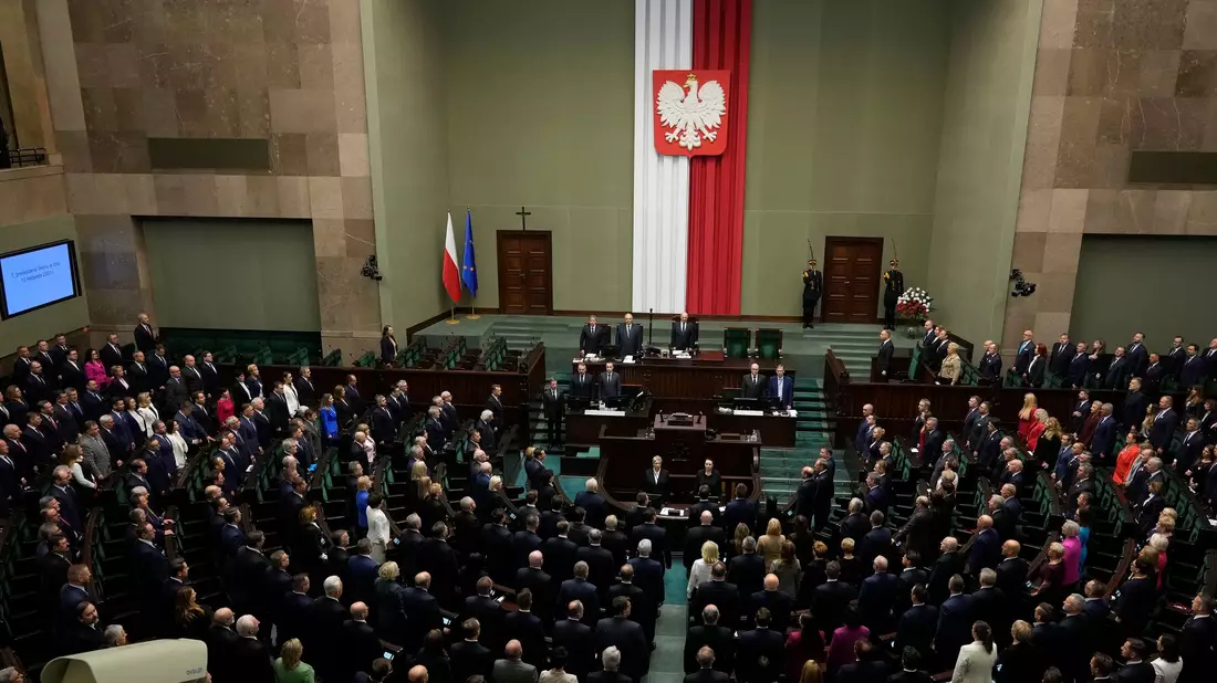 Einstimmig: Das Parlament in Warschau verabschiedete einen Beschluss für eine Überprüfung. - Bild: Czarek Sokolowski/AP/dpa