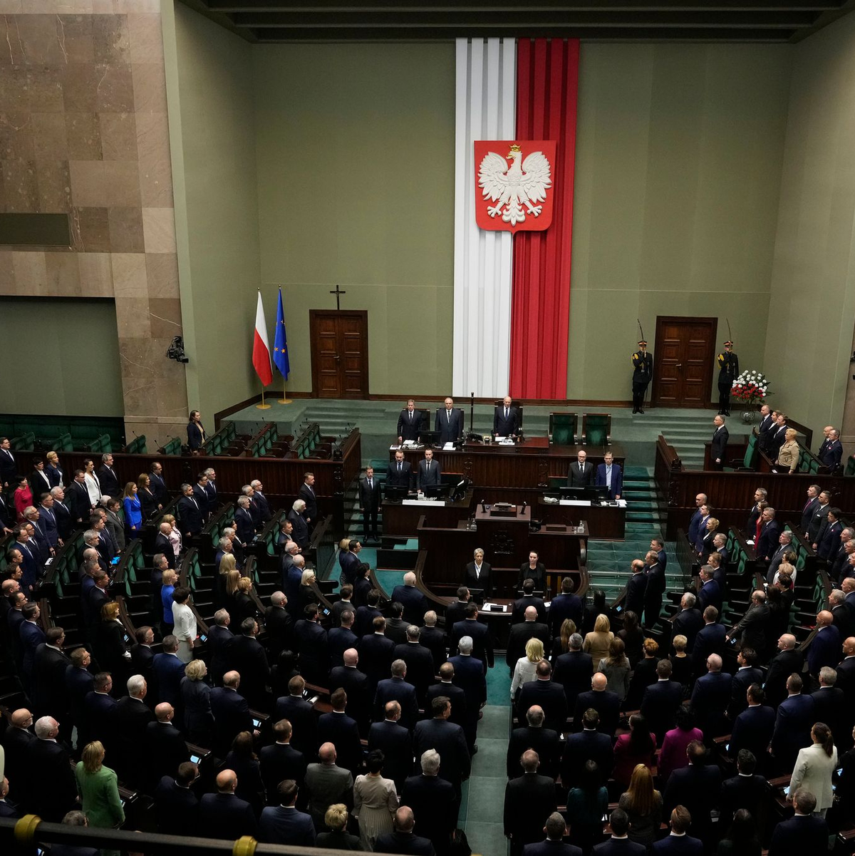 Neugewählte Mitglieder des polnischen Parlaments während der ersten Sitzung des Unterhauses (Sejm). - Foto: Czarek Sokolowski/AP/dpa
