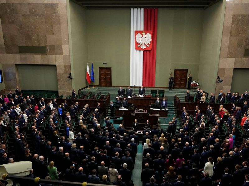 Einstimmig: Das Parlament in Warschau verabschiedete einen Beschluss für eine Überprüfung. - Foto: Czarek Sokolowski/AP/dpa