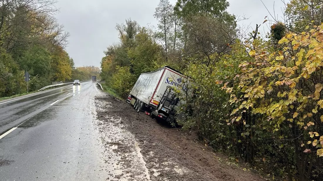 POL-PDLD: Lkw kommt von der Fahrbahn ab und kippt um - Fahrer bleibt unverletzt - Bild: presseportal.de