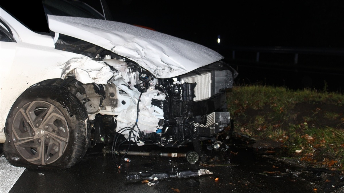 POL-MI: Fünf Personen bei Abbiegeunfall leicht verletzt - Foto: presseportal.de