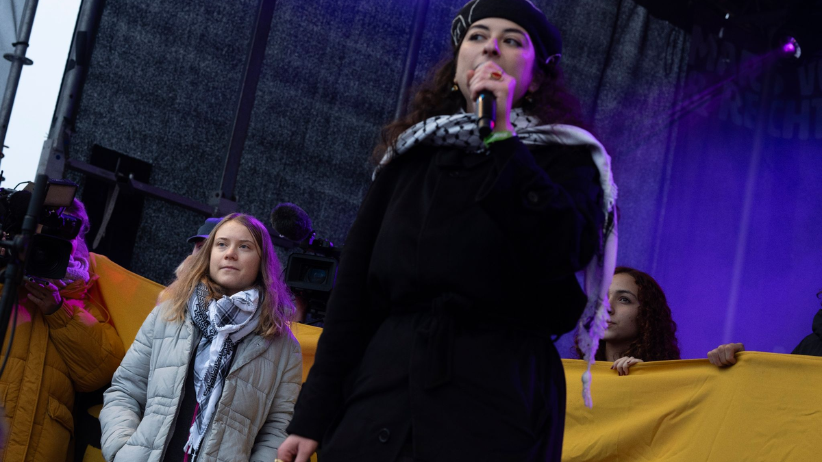 Die schwedische Klimaaktivistin Greta Thunberg (l) steht neben der Palästina-Aktivistin Sara Rachdan auf der Bühne einer Kundgebung in Amsterdam. - Foto: Peter Dejong/AP
