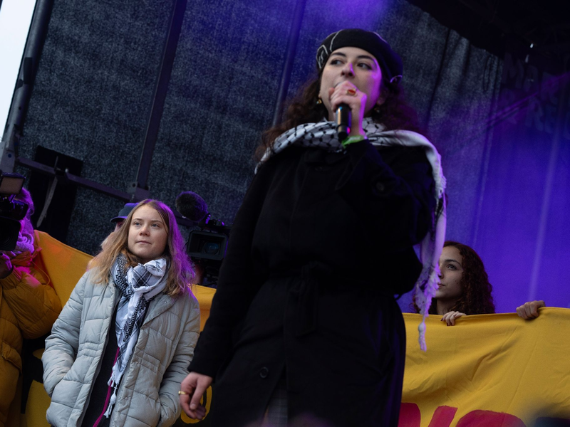 Die schwedische Klimaaktivistin Greta Thunberg (l) steht neben der Palästina-Aktivistin Sara Rachdan auf der Bühne einer Kundgebung in Amsterdam. - Foto: Peter Dejong/AP