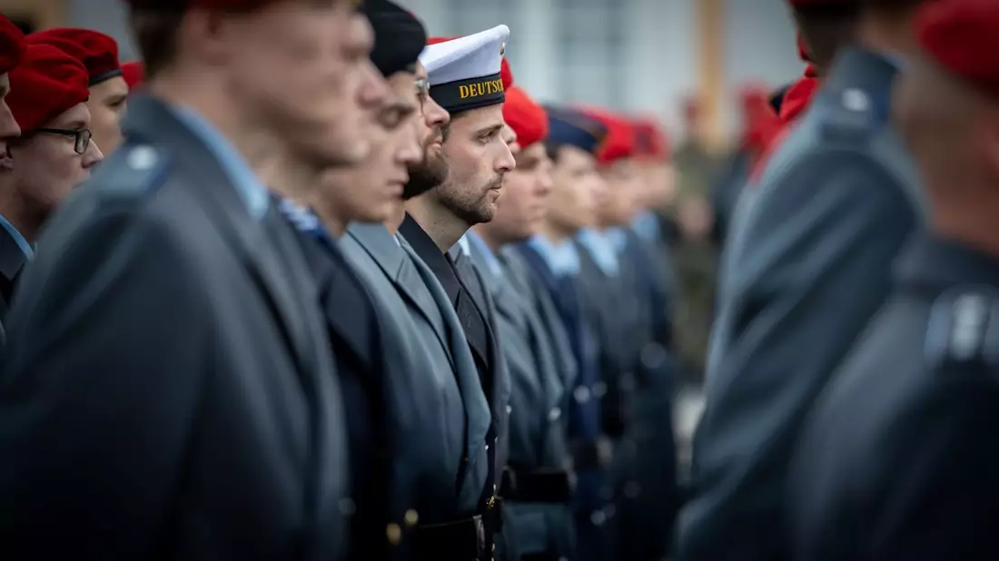Bundeswehr feierte Geburtstag auf Schloss Brühl / Feierliches Gelöbnis mit 300 Rekrutinnen und Rekruten der Streitkräftebasis anlässlich des 68. Gründungsjahres - Bild: presseportal.de