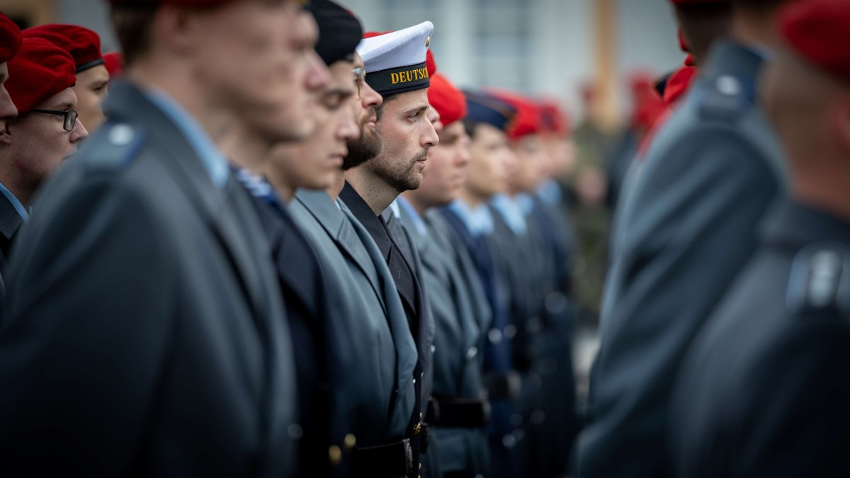 Bundeswehr feierte Geburtstag auf Schloss Brühl / Feierliches Gelöbnis mit 300 Rekrutinnen und Rekruten der Streitkräftebasis anlässlich des 68. Gründungsjahres - Foto: presseportal.de
