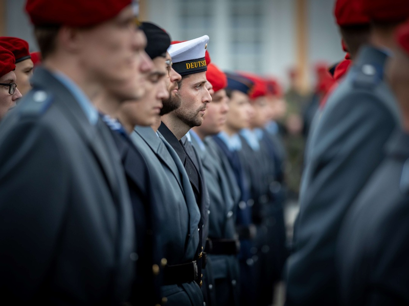Bundeswehr feierte Geburtstag auf Schloss Brühl / Feierliches Gelöbnis mit 300 Rekrutinnen und Rekruten der Streitkräftebasis anlässlich des 68. Gründungsjahres - Foto: presseportal.de