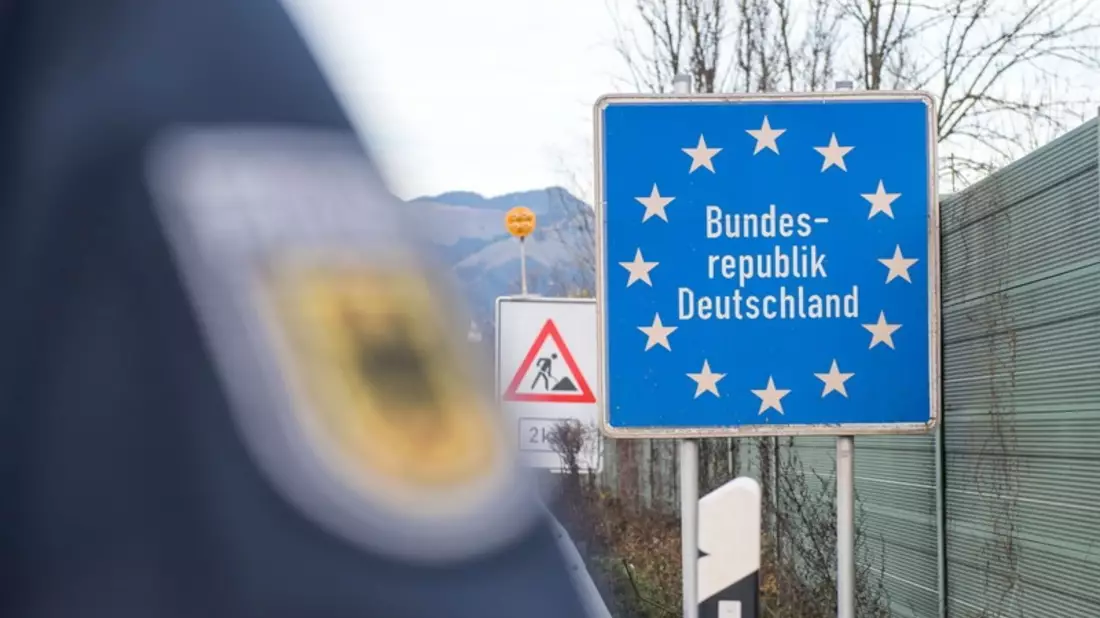 Bundespolizeidirektion München: Viel Arbeit für die Bundespolizei: Schleusung, Fahndungstreffer, Ausweismissbrauch, Schlagring und Dokumentenfälschung in einem Fernreisebus - Bild: presseportal.de