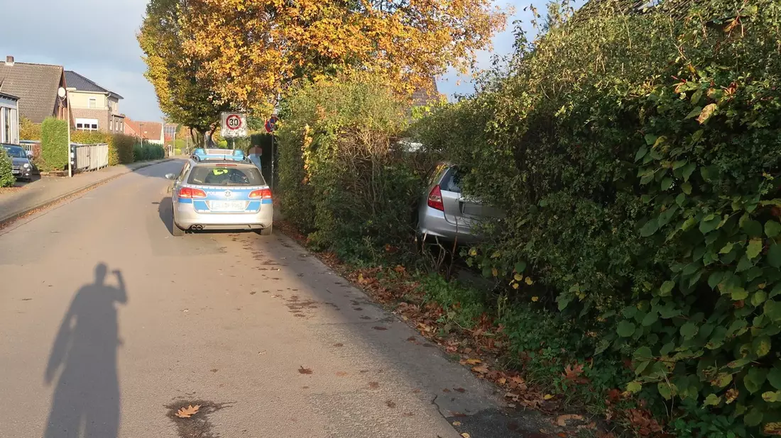 POL-DEL: Landkreis Oldenburg: Pkw kommt in Hude von Fahrbahn ab und in einer Hecke zum Stillstand - Bild: presseportal.de