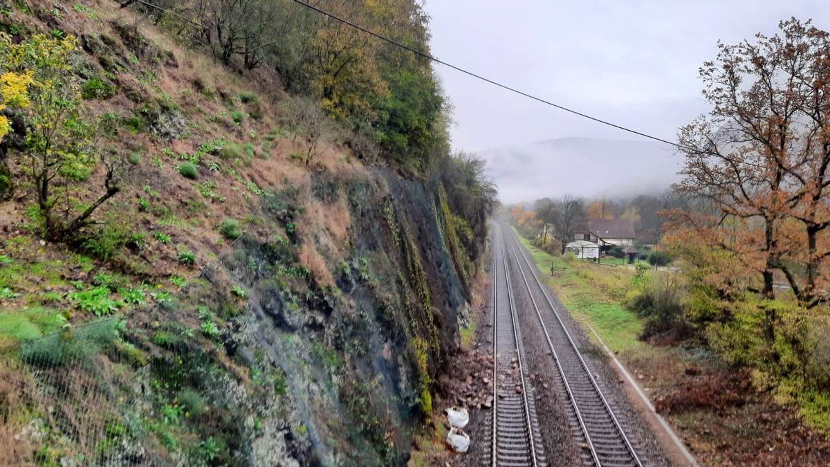 BPOL-KL: Erdrutsch beeinträchtigt Bahnverkehr - Foto: presseportal.de