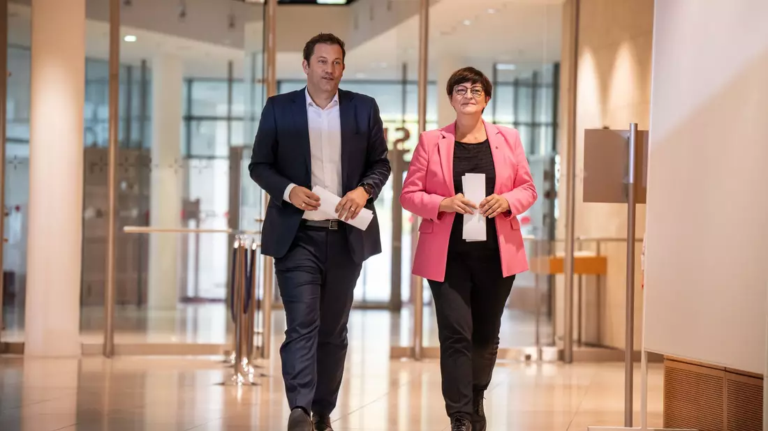 Saskia Esken und Lars Klingbeil, beide SPD Co-Vorsitzende, kommen zu einer Pressekonferenz nach den Gremiensitzungen der SPD Bundesspitze. - Bild: Michael Kappeler/dpa