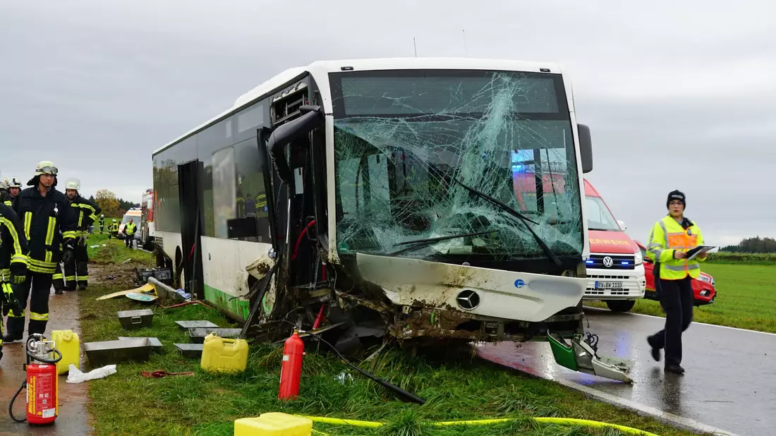 Der schwer beschädigte Schulbus nach dem Unfall mit mehreren Verletzten in Bad Waldsee. - Bild: David Pichler/dpa