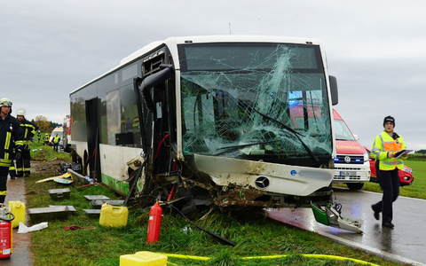 Der schwer beschädigte Schulbus nach dem Unfall mit mehreren Verletzten in Bad Waldsee. - Foto: David Pichler/dpa