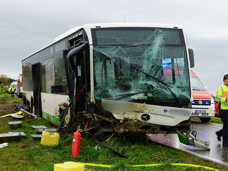 Der schwer beschädigte Schulbus nach dem Unfall mit mehreren Verletzten in Bad Waldsee. - Foto: David Pichler/dpa
