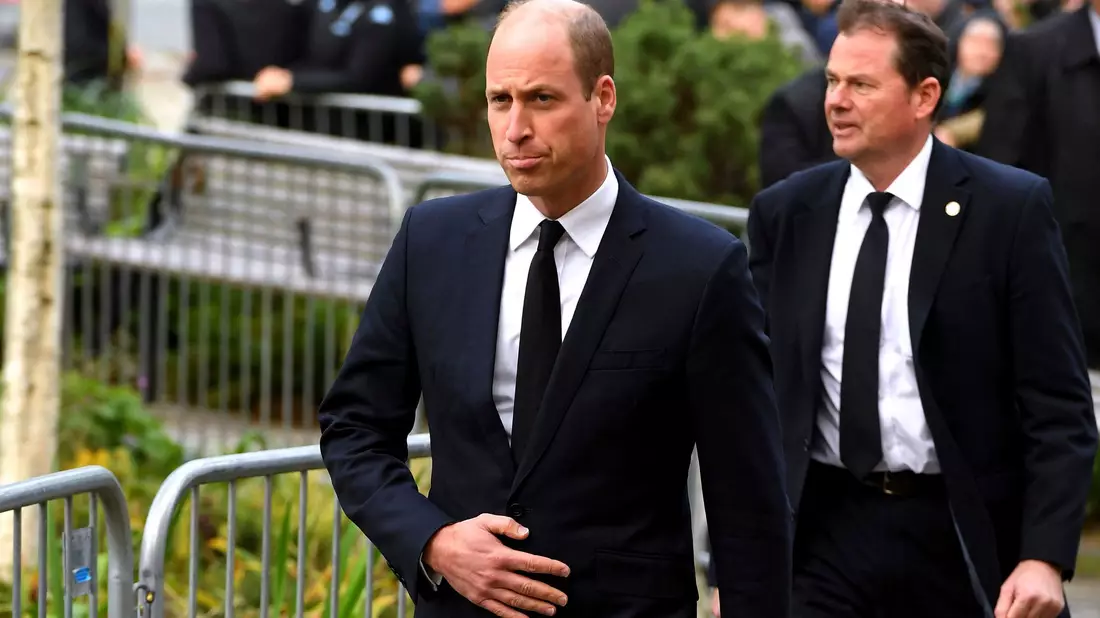 William (vorn), Prinz von Wales, trifft vor der Trauerfeier in der Manchester Cathedral ein. - Bild: Andy Kelvin/PA/AP/dpa