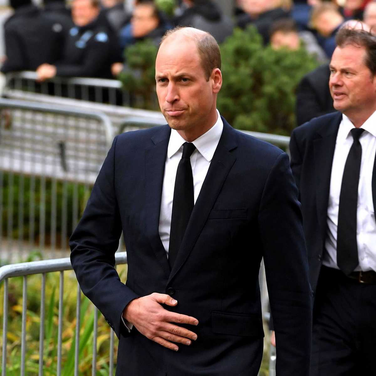 William (vorn), Prinz von Wales, trifft vor der Trauerfeier in der Manchester Cathedral ein. - Foto: Andy Kelvin/PA/AP/dpa