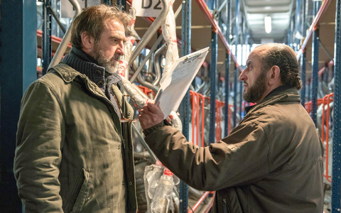 Alain Delambre (Eric Cantona, l) ist  ständig den Demütigungen seines Chefs (Nabil Terbeche) ausgesetzt. - Foto: Arte/dpa