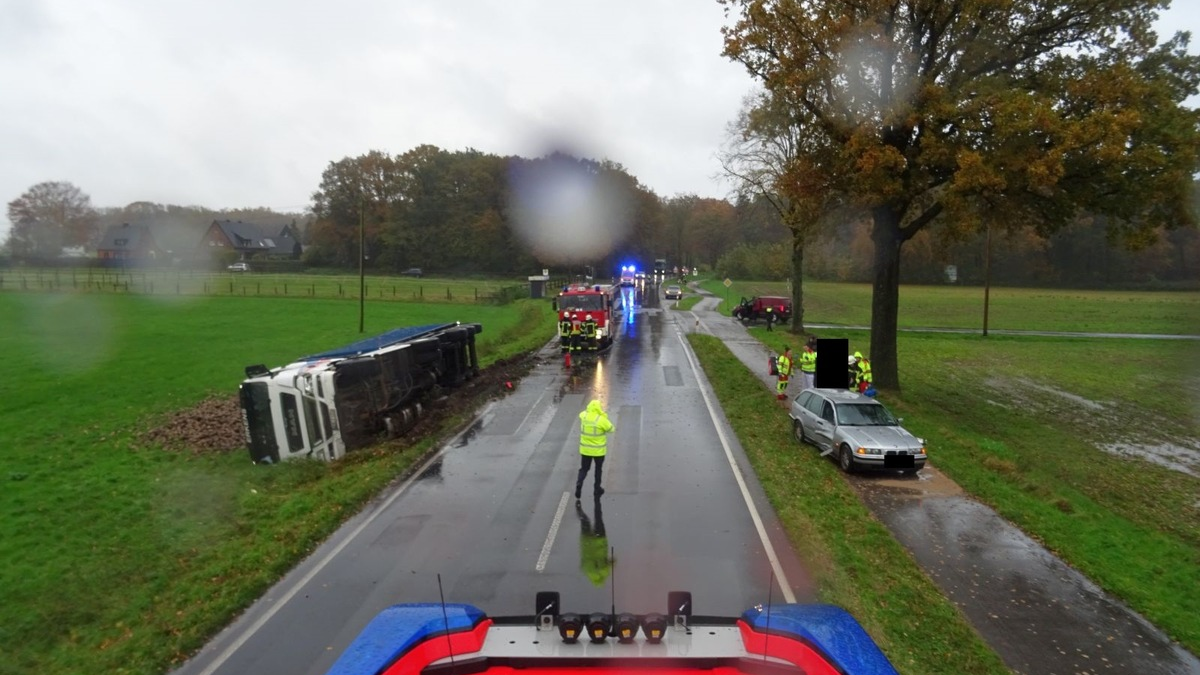 FW Sonsbeck: Verkehrsunfall mit drei Verletzten und umgestürztem LKW - Foto: presseportal.de