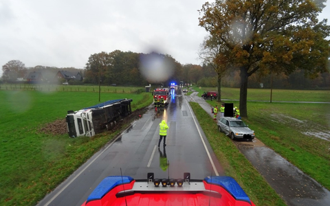 FW Sonsbeck: Verkehrsunfall mit drei Verletzten und umgestürztem LKW - Foto: presseportal.de