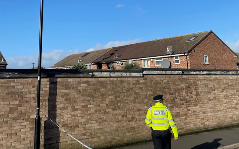 Einsatzkräfte stehen in der Nähe des Brandortes: Etwa 70 Feuerwehrleute waren im Einsatz. - Foto: George Lithgow/PA/dpa