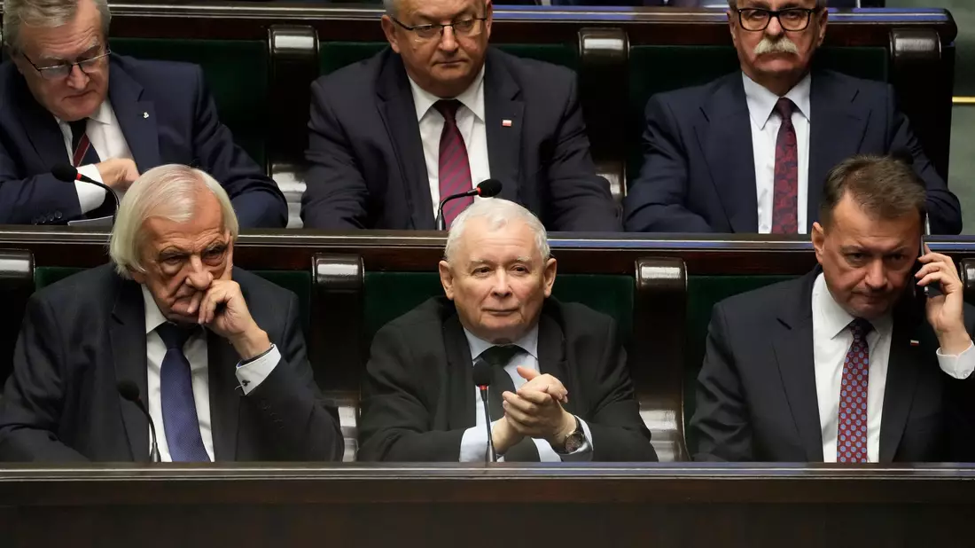 Jaroslaw Kaczynski, Vorsitzender der regierenden konservativen Partei Polens, nimmt an der ersten Sitzung des neuen polnischen Parlaments teil. - Bild: Czarek Sokolowski/AP/dpa