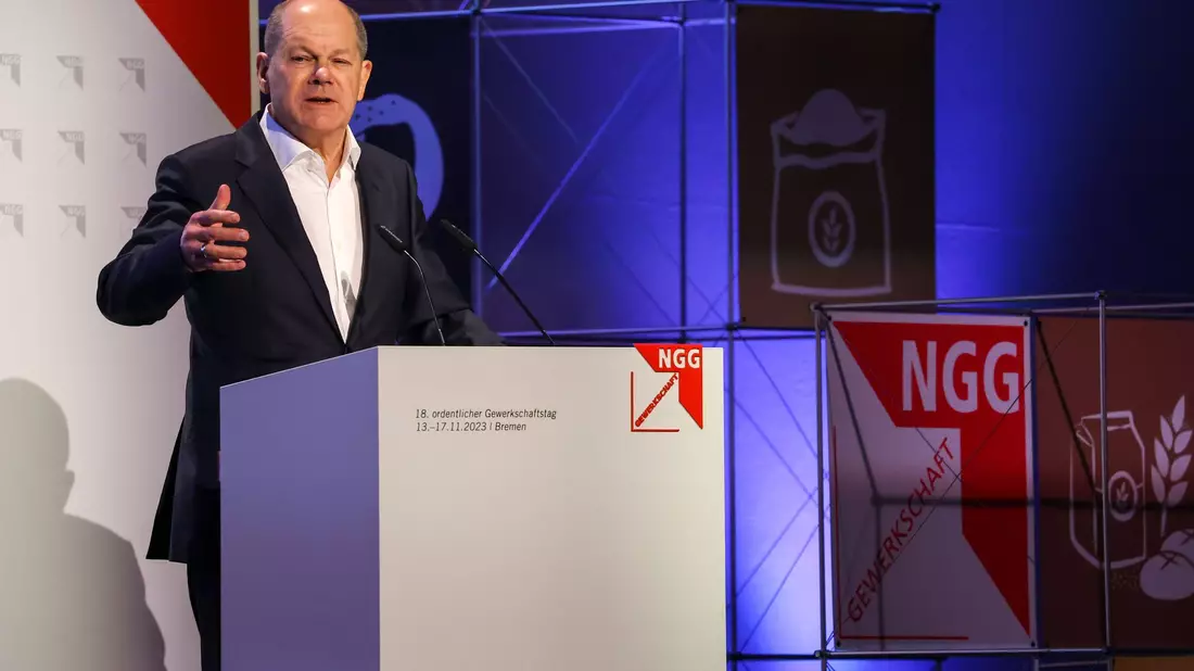 Bundeskanzler Olaf Scholz (SPD) spricht beim Gewerkschaftstag der Gewerkschaft Nahrung-Genuss-Gaststätten NGG im Congress Zentrum in Bremen. - Bild: Focke Strangmann/dpa