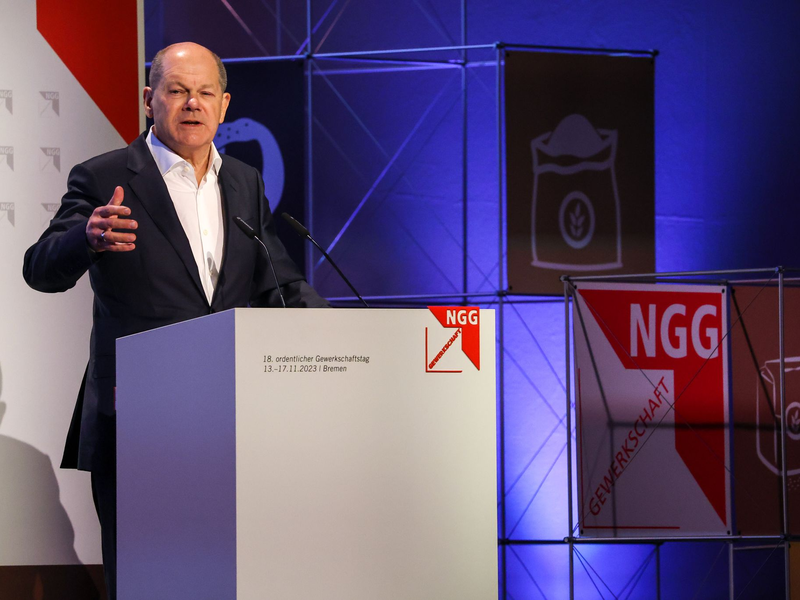 Bundeskanzler Olaf Scholz (SPD) spricht beim Gewerkschaftstag der Gewerkschaft Nahrung-Genuss-Gaststätten NGG im Congress Zentrum in Bremen. - Foto: Focke Strangmann/dpa