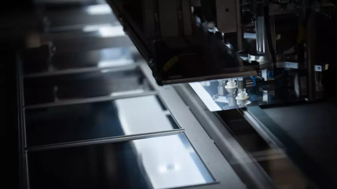 Eine Industrieanlage verarbeitet Silizium-Wafer, die für Solaranlagen benötigt werden. - Bild: Sebastian Gollnow/dpa