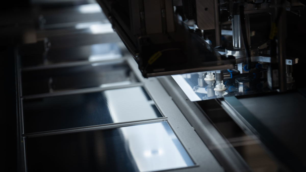 Eine Industrieanlage verarbeitet Silizium-Wafer, die für Solaranlagen benötigt werden. - Foto: Sebastian Gollnow/dpa