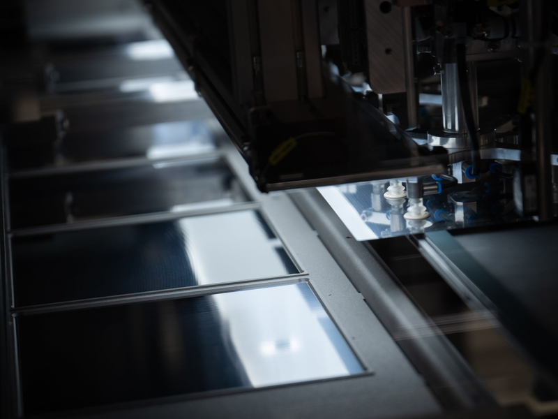 Eine Industrieanlage verarbeitet Silizium-Wafer, die für Solaranlagen benötigt werden. - Foto: Sebastian Gollnow/dpa