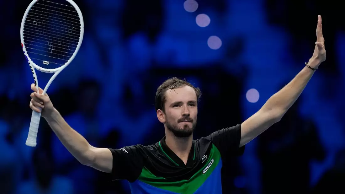 Daniil Medwedew feiert seinen Sieg gegen Landsmann Andrej Rubljow. - Bild: Antonio Calanni/AP