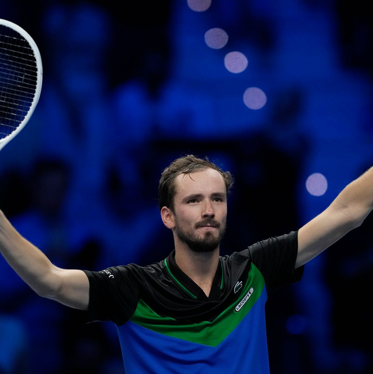 Daniil Medwedew feiert seinen Sieg gegen Landsmann Andrej Rubljow. - Foto: Antonio Calanni/AP