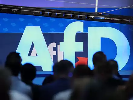AfD-Logo auf Bundesparteitag (Archiv) - Foto: über dts Nachrichtenagentur