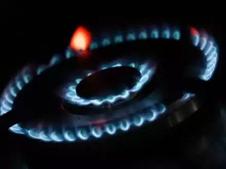 Flammen sind an einem Gasherd zu sehen. - Foto: Marijan Murat/dpa
