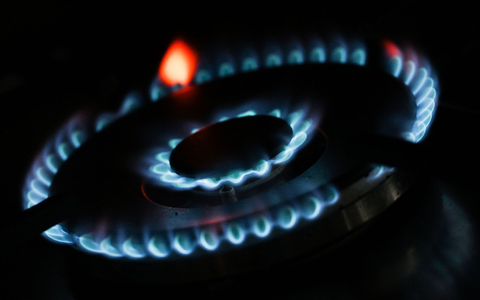 Zahlreiche Grundversorger senken die Preise für Strom und Gas. - Foto: Marijan Murat/dpa