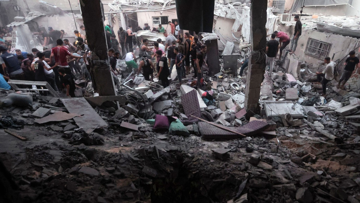 Rauch steigt nach israelischen Angriffen über Chan Junis im Gazastreifen auf. - Foto: Mohammed Dahman/AP/dpa